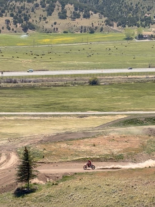 Dream come true to finally be able to rip @flyingironhorseranch 🙌🏼

Stay tune for more videos coming soon on a slower bike 🤣
#flyingironhorseranch