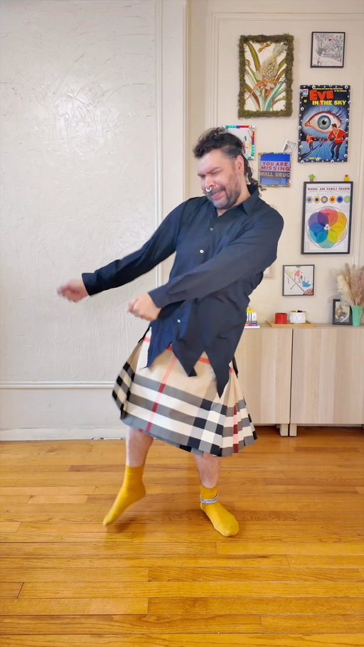 a skirt and sweater will always make a great outfit

i havent worn this kilt skirt in so long i really should wear it more

do you every style a skirt with a sweater? 

kilt skirt @burberry 
button down shirt @commedesgarconsnewyork 
sweater @kidsuper 
epi leather noé @louisvuitton 
accessories @loewe @studiocult.co 
beret @charlesjeffreyloverboy 
loafers @marcnolanofficial