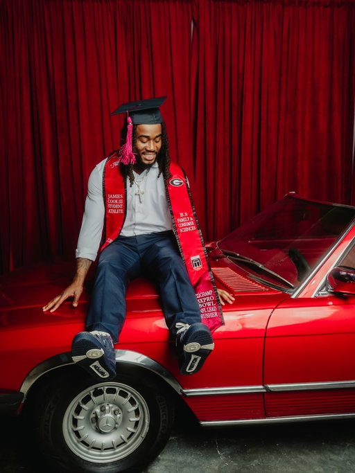 🎓