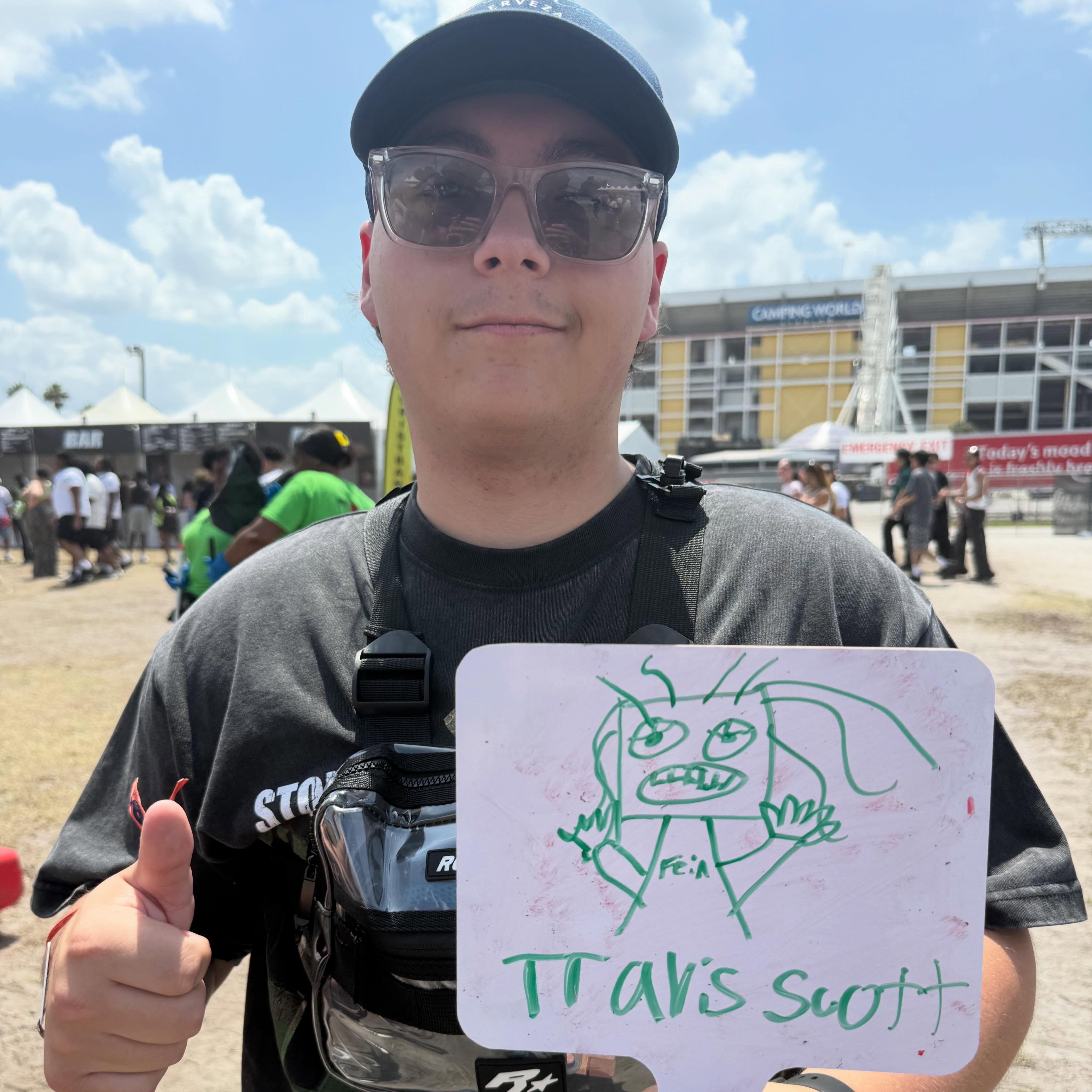 Fans draw their favorite artist at Rolling Loud😭🎨
