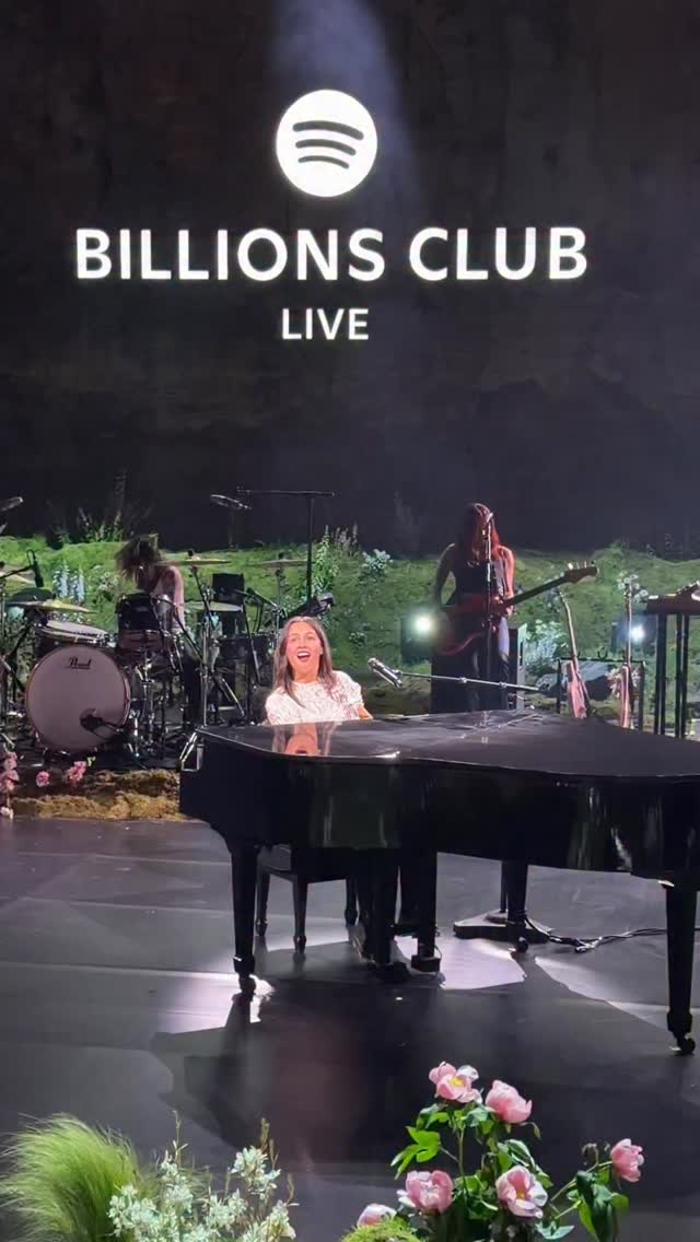 Olivia Rodrigo kicked off El Clásico weekend in Barcelona with a Billions Club Live performance 💙❤️🩷 @oliviarodrigo @fcbarcelona