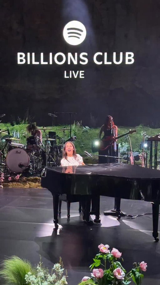 Olivia Rodrigo kicked off El Clásico weekend in Barcelona with a Billions Club Live performance 💙❤️🩷 @oliviarodrigo @fcbarcelona
