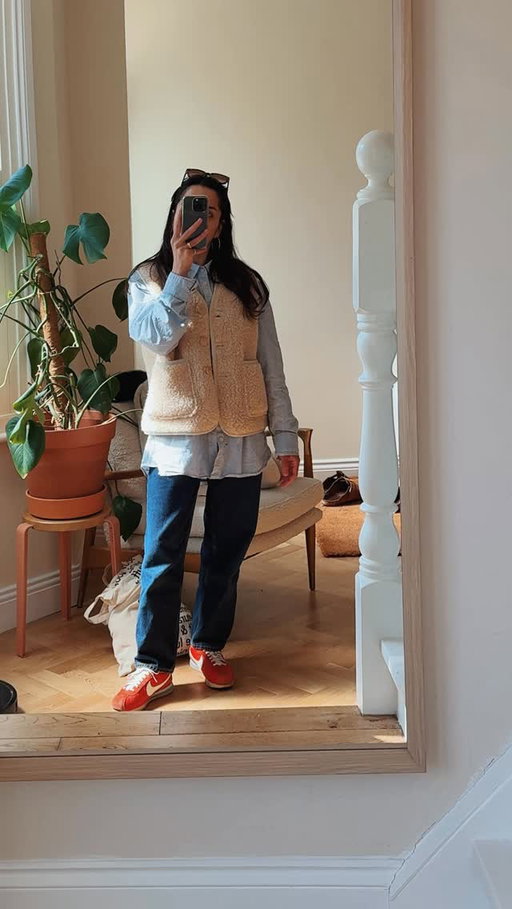 interior bits and sustainable fits 🧡

ad | me: gilet @mamaowl_ @adidasoriginals shirt @loopi_uk baby: onesie @littlegreenradicals 

#bintabuhehhome #interiordesign #renoproject
#vintagehome #aesthetichome