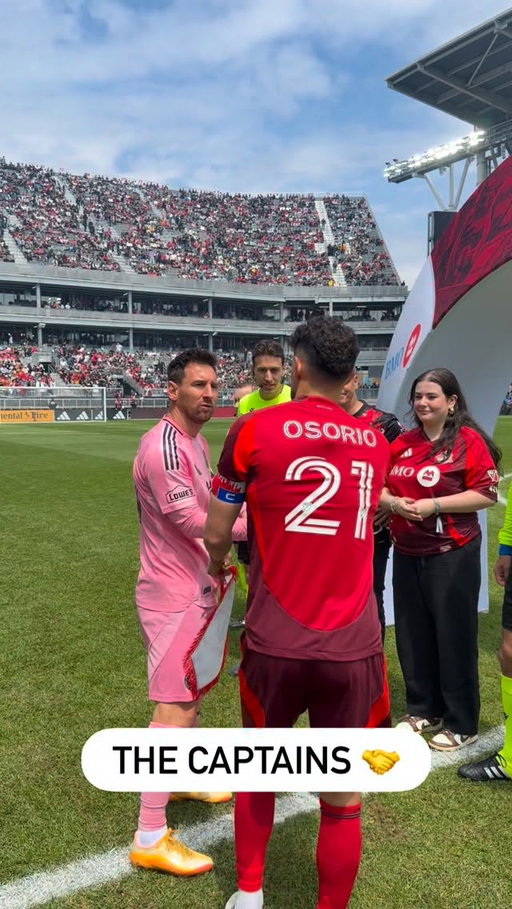Beautiful day for it ⚽️

Captains Lionel Messi and Jonathan Osorio get set for today’s clash in Toronto 🤝