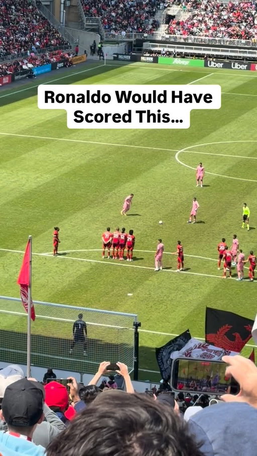 Are the lights in Toronto too bright for Messi?

#soccer #footy #messi #liomessi