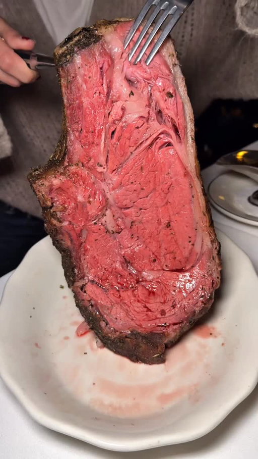 @goldensteernyc Greenwich Village location is mind-blowing to see in person. The space is like the perfect mix of Vegas through the lens of an NYC fever dream. 

Check out this 20oz Prime Rib cut for $96

📍One Fifth Avenue