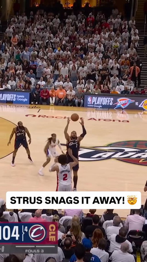 @maxstrus comes up with the STEAL from mid air then drives to the basket for the finish! 😤 The @cavs take the win in Game 3!