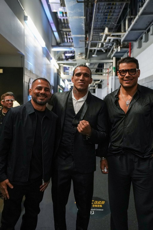 Os brasileiros @Pantoja_Oficial, @CharlesdoBronxs e @BorrachinhaMMA marcam presença no #UFC328! 🇧🇷💪⁣
⁣
[ Assista AO VIVO no @ParamountPlusEsportes ]