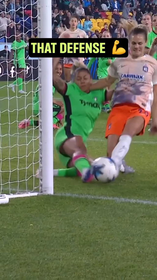 Jorelyn Carabalí with the GOAL LINE CLEARANCE 😱🧱