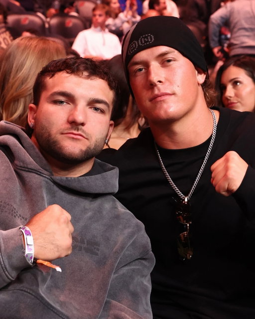 Look who showed up to #UFC328 🤩

@Sk4ttp4ck & @JaxsonDart are here in Newark!

[ LIVE NOW on @ParamountPlus ]