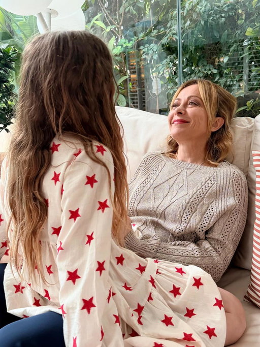 Essere mamma è il dono più grande e, insieme, la sfida più profonda che la vita possa regalare.

La maternità ti cambia dentro: cambia il cuore, il tempo e il modo di guardare il mondo. Ti rende più forte e più fragile allo stesso tempo. Ti insegna ogni giorno cosa significhi amare davvero, senza misura, senza condizioni.

Essere mamma vuol dire esserci sempre, anche quando si è stanche. Vuol dire mettere amore nei piccoli gesti, affrontare paure e sacrifici con coraggio, trovare forza anche quando sembra di non averne più.

Oggi voglio dedicare un pensiero speciale a tutte le mamme: a quelle che corrono tutto il giorno senza fermarsi mai, a quelle che custodiscono silenziosamente ogni preoccupazione, a quelle che donano cura, presenza e amore anche nei dettagli più invisibili.

Buona Festa della Mamma a tutte voi. 
Per tutto quello che siete. 
Per tutto quello che fate. 
Per l’amore immenso che ogni giorno regalate al mondo ❤️
