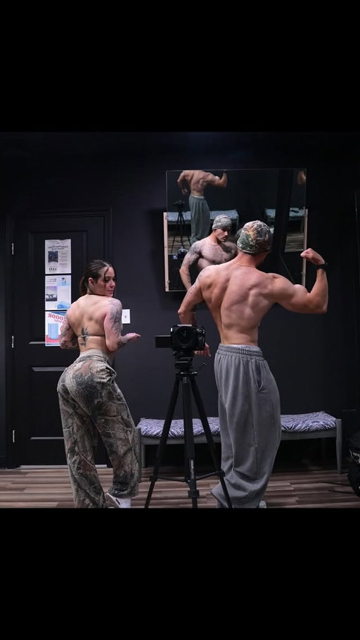Just a couple of wannabe influencer parents 🧍🏼‍♀️

#powercouple #postpartumbody #fitness #gymcouple #fitparents