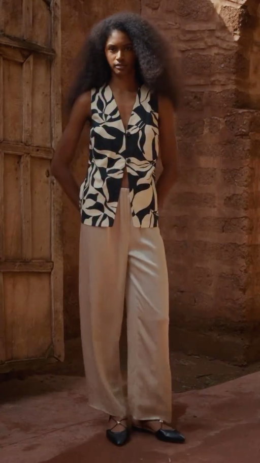 A first taste of summer, continued. 
The next drop of our L’Été Collection is now online: lively prints, flowing silhouettes and softly structured looks designed to flatter. 
⠀⠀⠀⠀⠀⠀⠀⠀⠀
PS: Delivery and returns fees vary according to your country. Please check sezane.com for more details.
-
La Collection Été - Acte II, en ligne sur sezane.com et l’app.
⠀⠀⠀⠀⠀⠀⠀⠀⠀
PS : La livraison est offerte dès 200€ et les retours sont à notre charge.
⠀⠀⠀⠀⠀⠀⠀⠀⠀
#sezane #sezanelovers