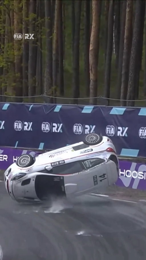 HUGE ROLL 😱 

Lepsis’ RX4 Semi Final ends in the wall! Contact with the inside tyre barrier causes a double roll for the Latvian at his home round! 😬

He’s out of the car and ok 👌

#FIARallycross #EuroRX