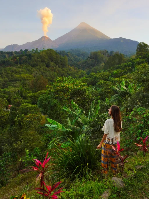 Coup de coeur pour cet endroit au Guatemala où personne ne va ❤️ 

Une vue incroyable sur 2 volcans dont un en éruption, un lieu apaisant & de la nourriture délicieuse.

Sur la route j'ai vu un panneau "Finca la Soledad" je ne sais pas pourquoi j'ai été regarder sur internet et là j'ai découvert la vue magnifique ! J'ai demandé par watsapp s'il était possible de dormir sur leur parking en consommant au restaurant et ils ont gentiment accepté 🥰

Nous avons eu un vrai coup de coeur pour cet endroit, un petit havre de paix après le tumulte d'Atitlan. On a pu voir plusieurs éruptions de fumée impressionnantes et j'ai même vu la lave une nuit 😍

Il y a une aire de jeux pour les enfants, des poneys, des bassins pour se baigner, les plantations de café.

On se sentait tellement bien qu'on a demandé de rester une nuit supplémentaire ! Les pizzas et les pancakes au chocolat du petit déjeuner étaient succulents. J'ai même pu manger une crêpe au Nutella 🤤

Vraiment si vous venez au Guatemala je vous conseille d'ajouter une nuit ici, ils ont des cabines avec vue sur les volcans, on a dormi dans notre camping-car mais les hébergements avaient l'air vraiment incroyables 😍

Une petite parenthèse magique pour finir se voyage au Guatemala ❤️

1,2 & 3 le volcan au lever de soleil
4 Le spot dodo de fou 
5 Milan en pyjama avec son doudou 
6 on trinque avec Isao au jus d'hibiscus 
7 Petit bain rafraîchissant 
8 Les pancakes au chocolat, j'en veux encore 🤤

#quetzaltenango #guatemala #visitguatemala #travelfamilytime #familytravels