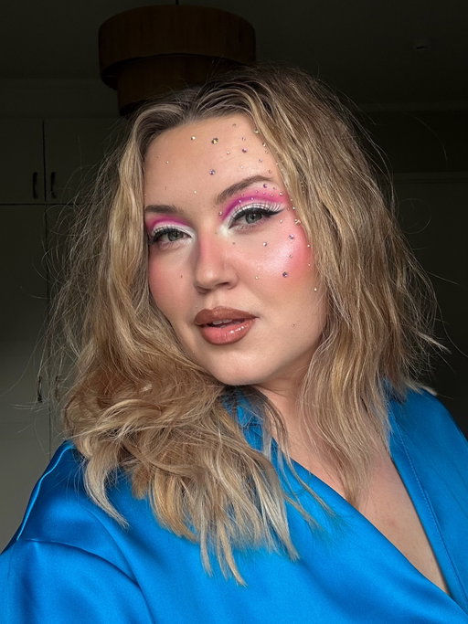 It’s golden hour all the time ☀️

Makeup inspo @sophiasinot @zaralarsson ✨

#zaralarssonmakeup #colorfulmakeuplook #summermakeuplooks