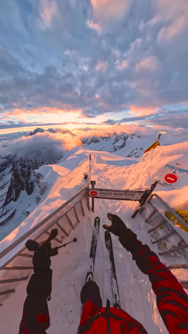 Sunrise gate 🌄⛔️
One year later, Back to this epic run, no joke here !
6:23 a.m., time for the first warm-up ski run 🤓

⚠️ Do not reproduce, danger zone.

#ski #danger #sunrise #chamonix #dream