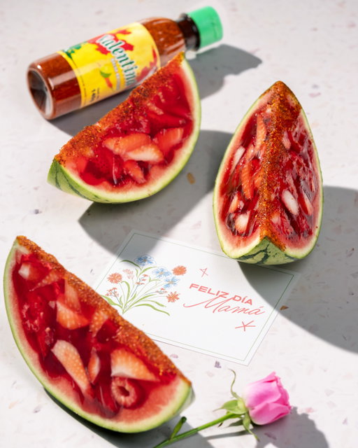 Si todavía le haces regalos a mamá hechos por ti.💕 Te compartimos esta gelatina picosita de frutos rojos, el toque siempre lo tiene salsa Valentina en polvo 

#díadelasmadres #recetasrápidas