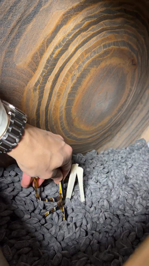 This is tumbling.

Acetate frames are placed in a rotating drum with wooden pellets and tumbled for hours.
This removes every micro-scratch from the surface that hand-polishing alone cannot reach.

The result is a smooth, flawless finish, every time.

#tumbling #anticaocchialeria 
#firenze #roma #bespokeeyewear