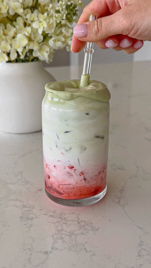 strawberry matcha cloud latte 🍓 

creamy, fresh and so pretty to make at home.. 

strawberry layer:
4–5 strawberries + 1 tsp honey
latte:
ice
¾ cup milk
matcha cream:
2 tbsp heavy cream
1 tsp matcha
splash of milk

#aestheticblog #mycomfortlifestyle #myeverydaymagic✨ #mysafespace #homediaries