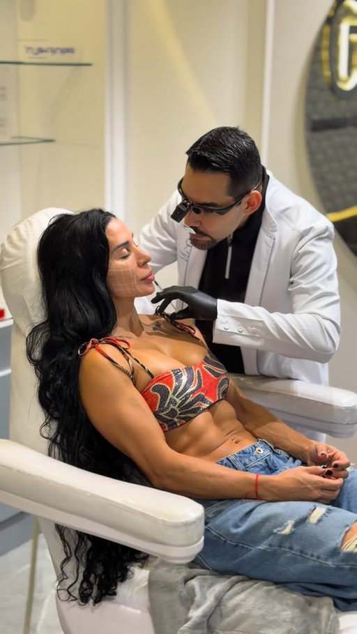 Feliz día a todas las mamás ❤️

Y como la piel también se entrena y se cuida 🌹 yo confío en las manos expertas de @dr.rodrigocaicedo_dermatologia que sabe lo importante que es mantenerla sana y natural
