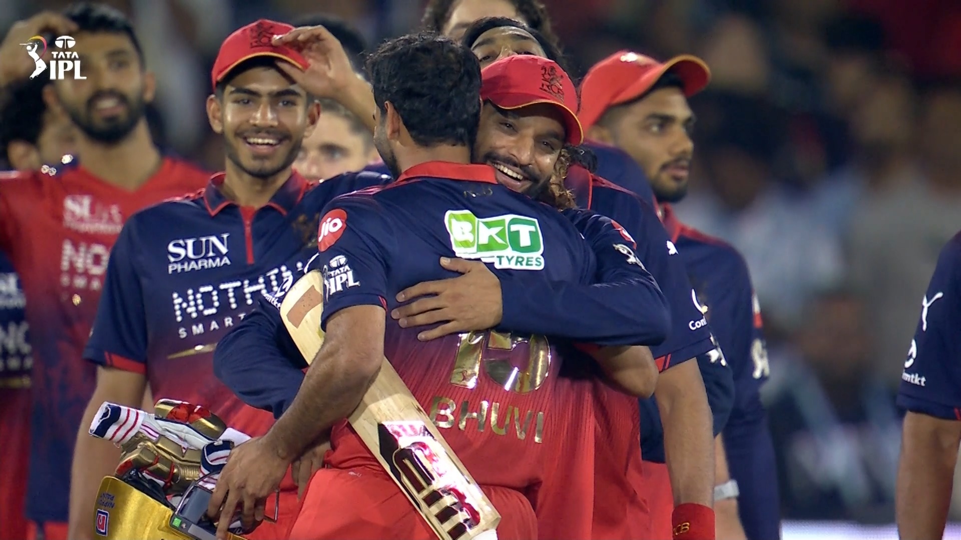 #RCB fans, how are the nerves now? 😅❤️

🎥 An 𝗮𝗯𝘀𝗼𝗹𝘂𝘁𝗲𝗹𝘆 𝗺𝗶𝗻𝗱-𝗯𝗹𝗼𝘄𝗶𝗻𝗴 finish in Raipur takes @royalchallengers.bengaluru to the 🔝 of the points table 🔢👏

#TATAIPL | #KhelBindaas | #RCBvMI