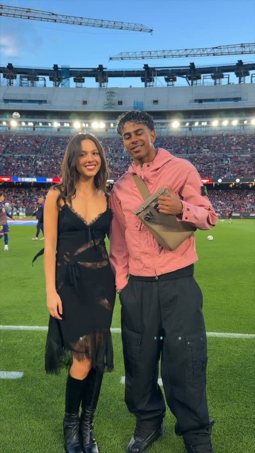 The artist meets the artist 🤝⚽️🎶

@spotify @oliviarodrigo 🩷