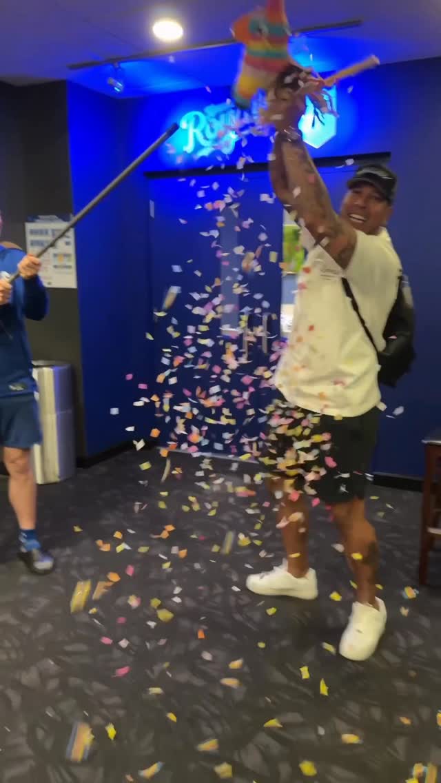 Celebrating our Captain with a bubblegum-filled piñata. 🎉 Happy Birthday, Salvy! 🥳

Piñata de chicle para nuestro Capitán. 🎉 ¡Feliz cumpleaños, Salvy! 🥳