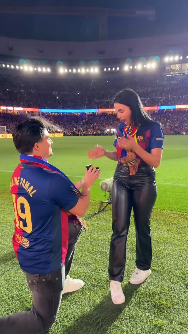 She said YES! 💍

Ha dit que sí!
¡Ha dicho que sí!
