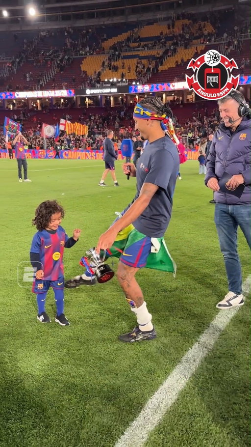 Gael só queria a atenção do pai Raphinha após o título do Barcelona! Que fofura! ❤️

O Barcelona é o grande campeão de LALIGA. A conquista foi confirmada neste domingo (10), da maneira mais especial possível, com direito a uma vitória convincente por 2 a 0 para cima do seu maior rival, o Real Madrid, no Camp Nou.

📺 Assista à repercussão do título espanhol do Barcelona na ESPN pelo Plano Premium do #DisneyPlus

#ElClásicoNaESPN 

#LALIGANaESPN #Barcelona #RealMadrid