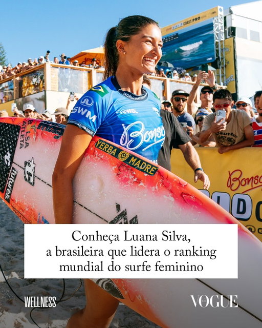 Aos 22 anos, a surfista @luanasilva__ lidera o ranking mundial feminino da WSL (@wsl @wslbrasil) e será a primeira brasileira da história a vestir a lycra amarela no campeonato mundial, camisa usada pelo líder da competição naquele momento. Nascida e criada no North Shore do Havaí por pais brasileiros, ela pegou a primeira onda aos 4 anos e nunca mais parou. “O surfe era uma forma de me expressar. Quando estou na água, esqueço de tudo. Renovo minhas energias surfando”, conta à Vogue. Nesta temporada, já chegou a quatro finais, eliminou a octacampeã Stephanie Gilmore, a bicampeã Tyler Wright e a atual campeã mundial Molly Picklum. Tudo isso enquanto divide o topo do ranking com Gabriel Medina, um feito histórico para o surfe brasileiro, que pela primeira vez lidera simultaneamente a competição feminina e masculina. “Nunca imaginei que eu iria chegar onde estou com essa torcida ao meu lado. Me inspira muito para eu dar o meu melhor a cada bateria”, diz à repórter de beleza e wellness @vimacedoc_ . Arraste para o lado e conheça mais sobre a surfista que é um dos nomes mais promissores do surfe feminino. Em vogue.com.br você confere a matéria completa.

Foto 1: Andrew Shield/WSL 
Foto 3: Beatriz Ryder/WSL