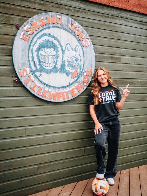 Same game, just a different setting. Still showing up with the same mindset! Shot this at Eskimo Joe’s, Loyal and True Marketing made it happen. #athletebranding #nilopportunity #sportsindustry #collegeathlete #collegesports