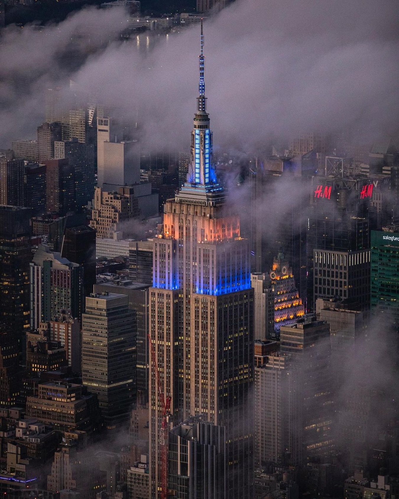 Shining in Blue and Orange tonight in celebration of the @NYKNICKS advancing to the Eastern Conference Finals for the second straight year. 

Comment LIGHTS and we will send you a link to see tonight’s lighting live. 

Text CONNECT to 274-16 for real-time lighting alerts. 

📷: @craigsbeds