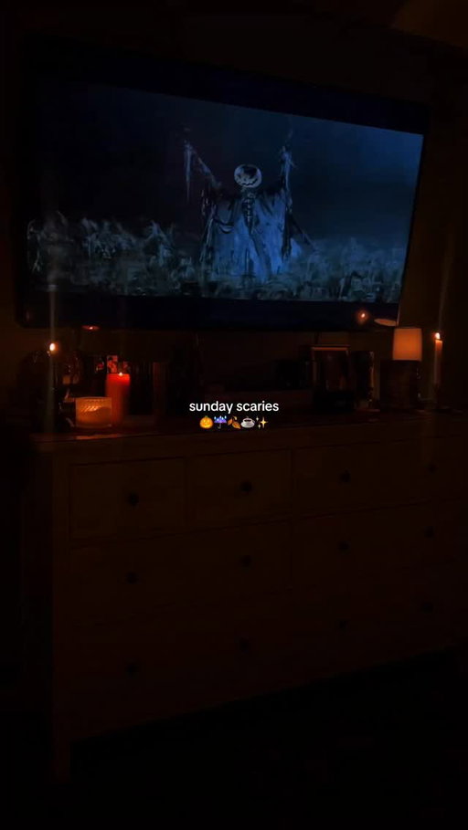 happy sunday 🎃✨
•
i manifested the perfect weather for watching sleepy hollow for the first time ~ i can’t believe i’ve never seen this movie. 
•
it really feels like fall today & and i am so happy about it🍂
•
•
•
•
#sundayscaries #sleepyhollow #halloweenaesthetic #autumnaesthetic #cozyhalloween
