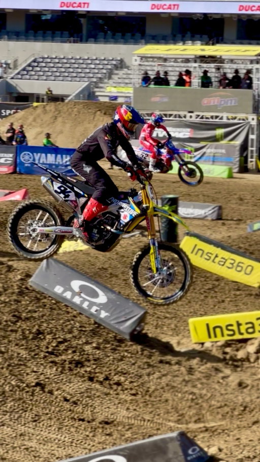 Congrats to @kenroczen94 for becoming supercross champion 🏆.

@supercrosslive