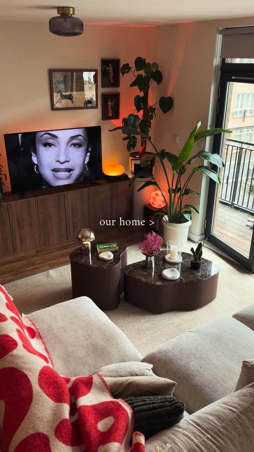 jumping on the sade hype and vibin this afternoon 🙂‍↕️🙂‍↕️

#homedecor #apartmentinspo #apartmentdecor #sade #midcenturymodern