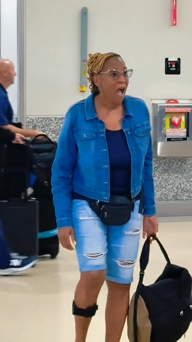 Her kids and husband quietly arranged for THIRTY of her closest loved ones to surprise her on her trip to Jamaica. Happy birthday 🎂 ❤️ @prettygyrljas