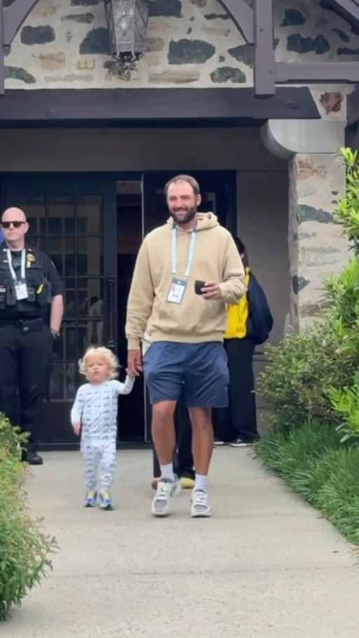 Millennial dads, this one’s for you. Scottie showed up to defend his title and Bennett showed up in his pajamas. #PGAChamp