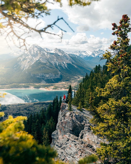First hike of the season 🙌🏼🥾

Honestly such a bittersweet feeling. Sad snowboard season is over, but super stoked for summer adventures in the mountains again. 

Started the season with Prairie View Trail in Kananaskis and it ended up being the perfect spring hike. Moderate climb, amazing views of Barrier Lake and Mount Baldy, and barely any snow on the trail which felt like a huge win for this time of year 🤩

Definitely one of the best spring hikes near Calgary if you’re looking to get back into hiking season without dealing with deep snow or super technical terrain.

SAVE THIS FOR LATER ⬇️
📍 Prairie View Trail, Kananaskis
🚙 1 hour from Calgary
🥾 11.4km round trip (out & back)
🔝 Elevation Gain: 580 metres
⏱️ Completion Time: 4hr (approx)
🥵 Difficulty Level: Moderate
🅿️ Parking: Kananaskis Conservation Pass (required)
⏰ Hours: 24hrs

For more details on the hike and the best time to go, check out my blog post (link in bio) 🔗

#kananaskis #travelalberta #hikingseason #springhike #prairieviewtrail
