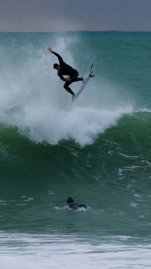 After over a month of rights, we sure do enjoy watching @gabrielmedina go left 🤯😍🔥 Team @oakleysurfing has arrived in Raglan! 🎥 @hampositive