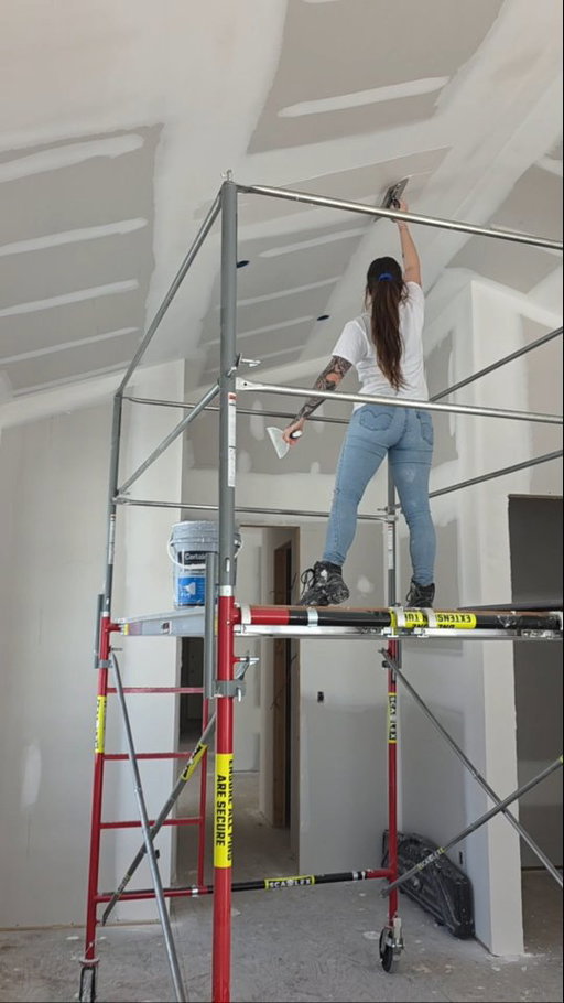 Mudding high areas made easy, using the @buildframesscaffold Scafflex. Not only is it convenient for storage and travel, but the ability to use it in a compact or full size set up helps us get any area of the job done quickly! Try it for yourself! 😍