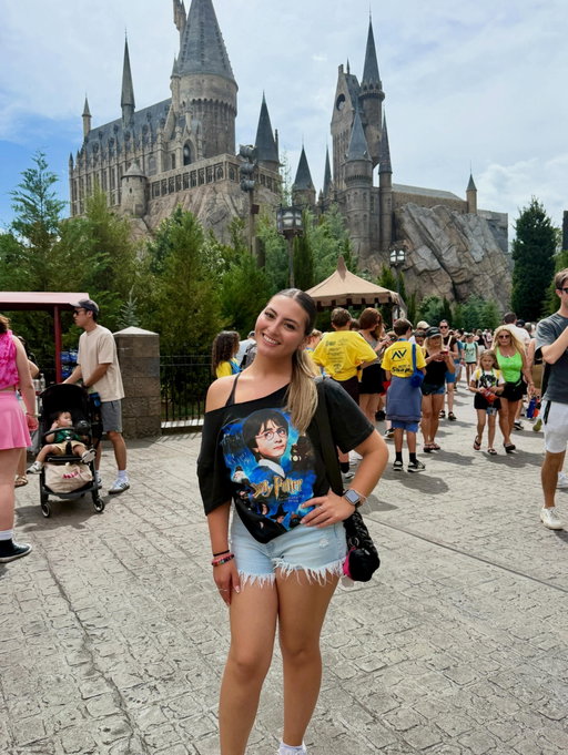 so likeeee let’s talk about it, diagon alley or hogsmede? which is your favorite?! 🧙🏼🪄🦉 

looking to book a trip to universal studios orlando or hollywood? book it with me! 😆 link in my bio for a FREE quote!

#universalstudios #harrypotter #themepark #