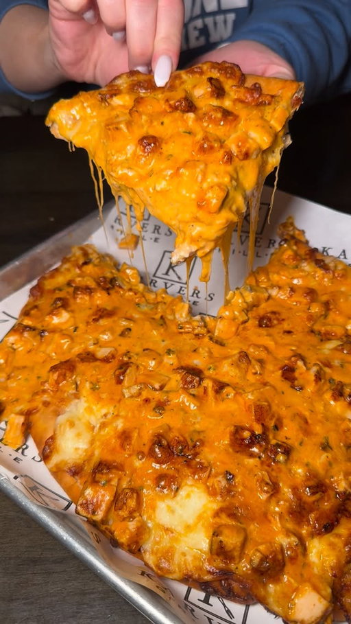 Hey Cousins!

The best #buffalochicken #cheese #pizza undoubtedly comes from @karvers_grille in Holbrook #longisland just look at all that #cheesy goodness ! 🔥🍗🧀