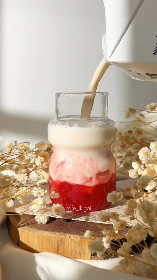 Oat Strawberry Milk 🍓✨ 

#strawberry #strawberrymilk #homecafe #aesthetic #fyp