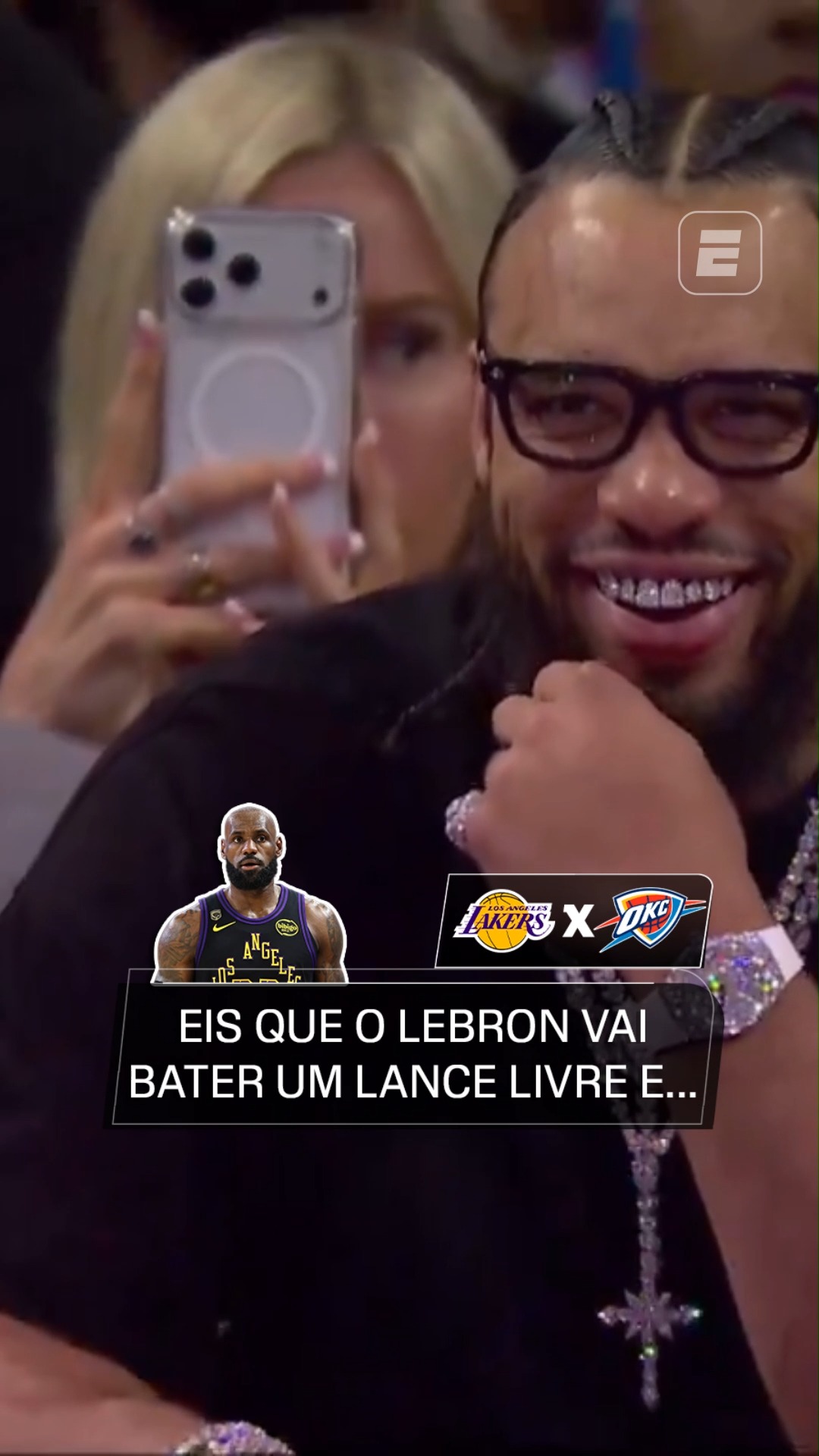 OLHA A CARA DE MALUCO DO DILLON BROOKS! 😂 O Dillon Brooks foi acompanhar o jogo quatro entre Los Angeles Lakers e Oklahoma City Thunder e, claro, não podia deixar seu personagem provocativo de lado. O LeBron James foi bater um lance livre e viu o jogador dos Suns olhando desse jeito aí para ele.

#NBAnaESPN
