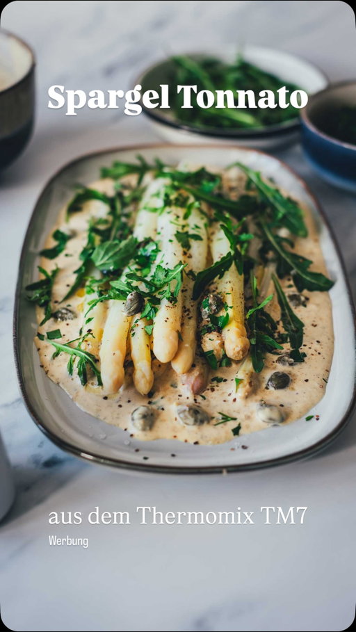Werbung |  Spargel Tonnato aus dem Thermomix TM7 – meine neue Sommervariante für die Spargelsaison 👌🏻
Cremige Tonnatosauce mit Thunfisch, Sardellen und Kapern, dazu gedämpfter weißer Spargel aus dem Varoma. Frisch serviert mit Rucola, Kapern und Petersilie 😮‍💨

Ich bin seit dem TM31 im Thermomix-Game und habe jedes Modell seitdem in meiner Küche gehabt. Der TM7 ist gerade eingezogen und Spargel Tonnato war das erste Rezept, das ich darin gemacht habe 🥰

👉🏻 Kommentiert jetzt REZEPT, dann schicke ich es euch direkt in eure DMs.

#thermomix #tm7 #thermomixrezepte #spargelrezept #spargelsaison @thermomix_de