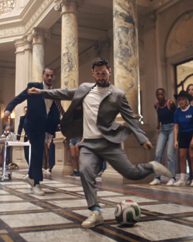 Estábamos haciendo el check in y justo llegaron las @michelobultra. 

We were all just trying to check in. Then the @michelobultra arrived.
 
#playforULTRAs #FIFAWorldCup