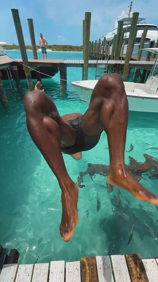 I WENT SWIMMING WITH SHARKS!! 😳🦈