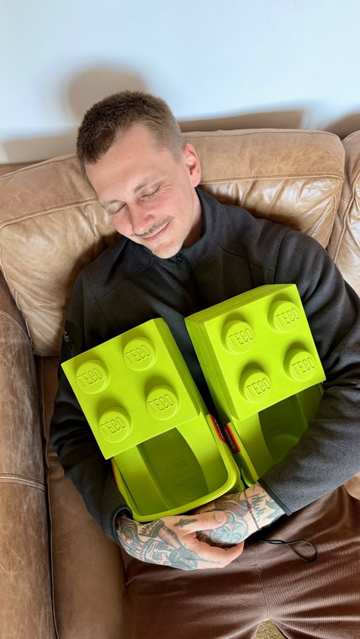 +++ BOAH GEIL, GEWINNSPIEL +++

Hattest du auch immer zu wenig LEGO oder nur so angegrabbelte Sets vom Großcousin? Bevor dir diese Core Memory Salz aus den Augen streuselt, nehmen wir dich ganz lieb in den Arm. Wir schenken dir nämlich den wohl coolsten (und unpraktischten) Sneaker jemals. 😍

Alle werden sie vor Neid erblassen, wenn du du ihre LEGO-Burg mit einem einzigen Schritt vernichtest. Hol dir deine Kindheit zurück oder bleib halt für immer erwachsen. 🥹

Wir verlosen ein Paar legendäre LEGO Crocs und so könnt ihr gewinnen:
1️⃣ Folg uns @pitchthis.official
2️⃣ Schreib in die Kommentare, wie du die Schuhe findest (Pluspunkt, wenn’s gut begründet ist)

Die Teilnahme gilt bis zum 19.05.2026. Die Gewinner*innen werden per DM benachrichtigt.