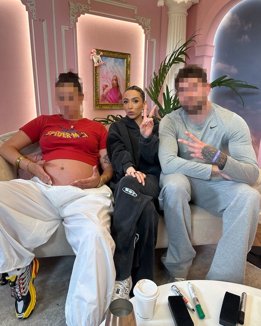 Bun in the oven (and a new ep loading)

Guess Who…? 🚘🏝️👩‍❤️‍👨

Tomorrow, 6pm 🫶